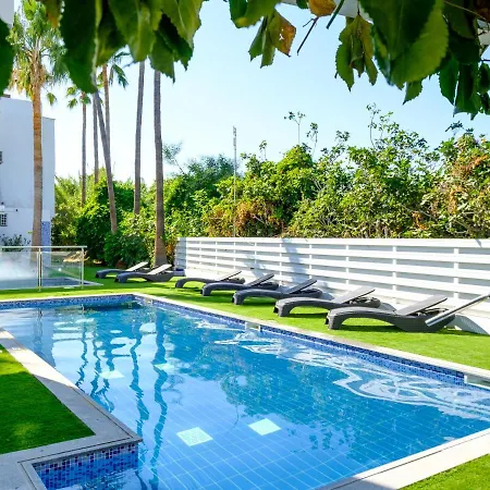 Holiday Home For Sunbathing By The Pool And Nights On The Balcony All Yours 公寓